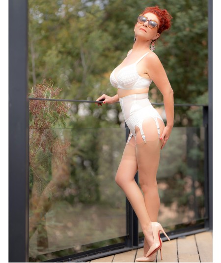 bas ultra fin et naturel  sur la jambe pour porte jarretelles, ultra transparent