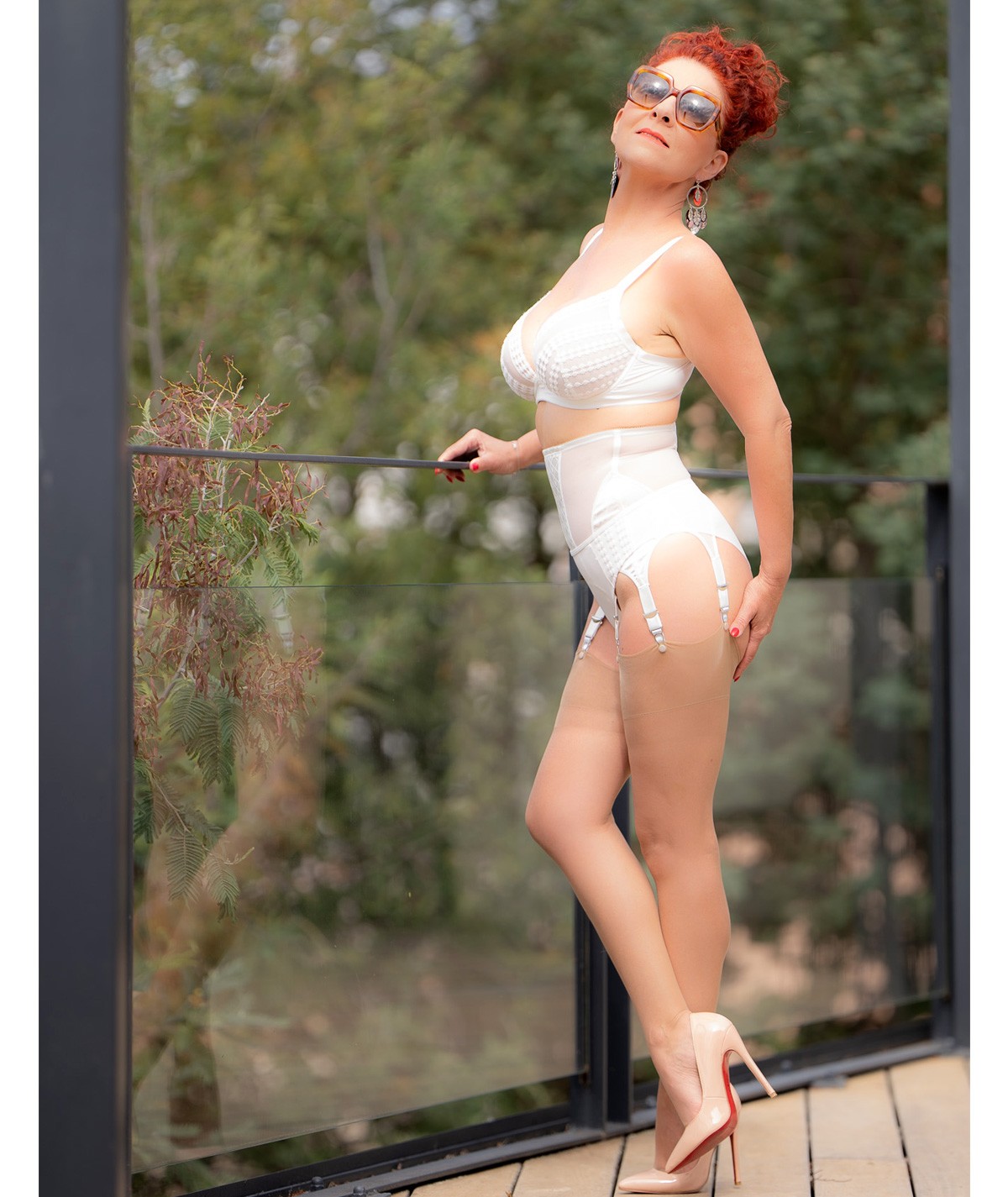 bas ultra fin et naturel  sur la jambe pour porte jarretelles, ultra transparent