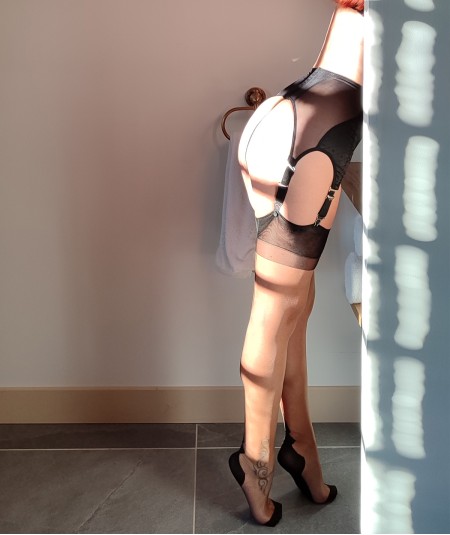 porte jarretelles pour bas nylon et bas de contention avec un joli dos sur les fesses