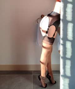 porte jarretelles pour bas nylon et bas de contention avec un joli dos sur les fesses