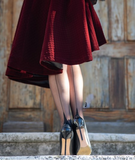 le bas nylon avec couture des pin-up des années 50 avec la dame de France