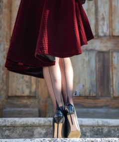 le bas nylon avec couture des pin-up des années 50 avec la dame de France