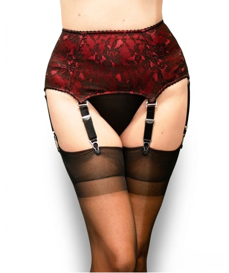 Porte-jarretelles ceinture en dentelle rouge et noire avec attaches métalliques sur bas nylon noirs.